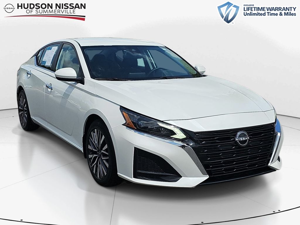 Pearl White Tricoat 2023 Nissan Altima Sedan Front-Wheel Drive Continuously Variable Transmission