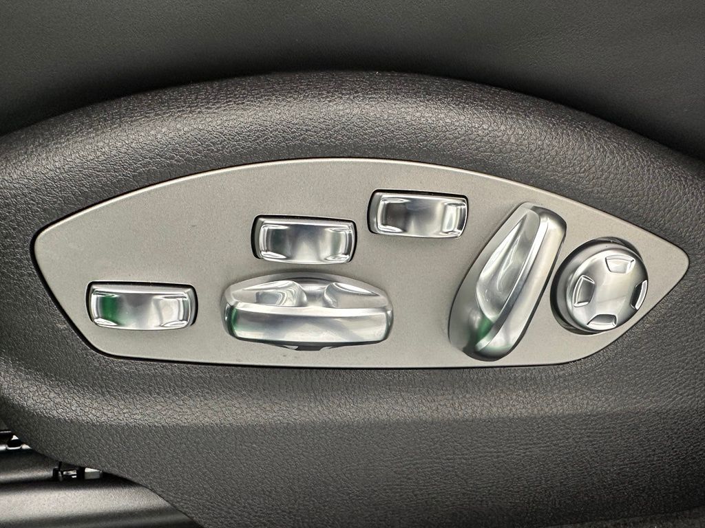 Thumbnail: 2026 Porsche Macan - 23