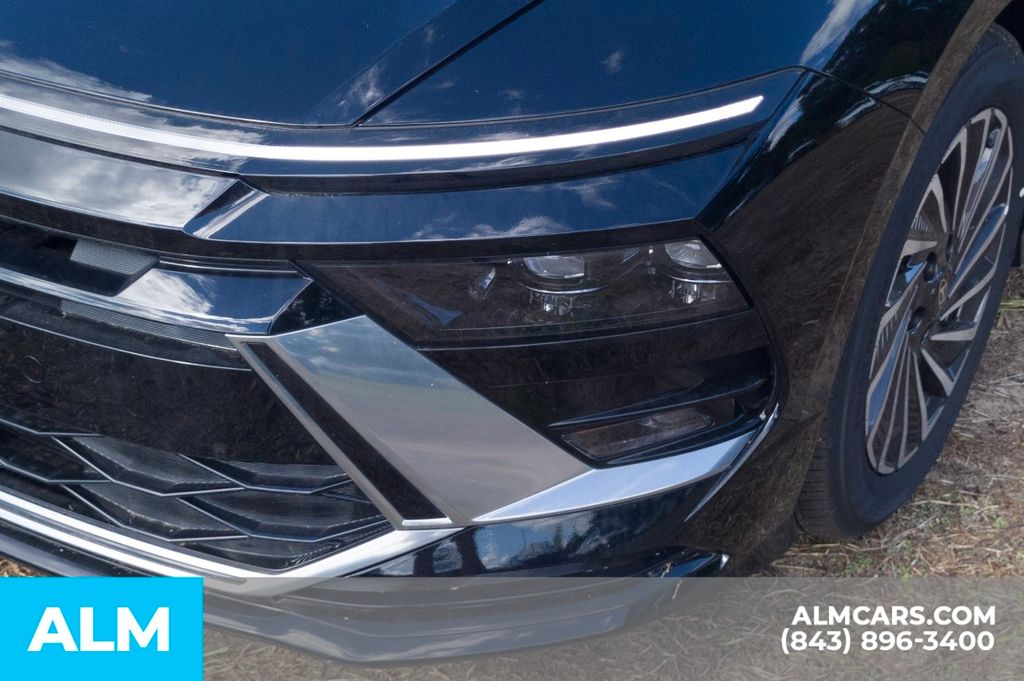 Used 2025 Black Hyundai SEL image 11