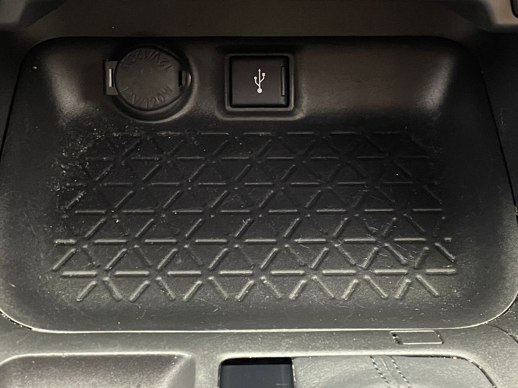 2022 Toyota RAV4 LE 27