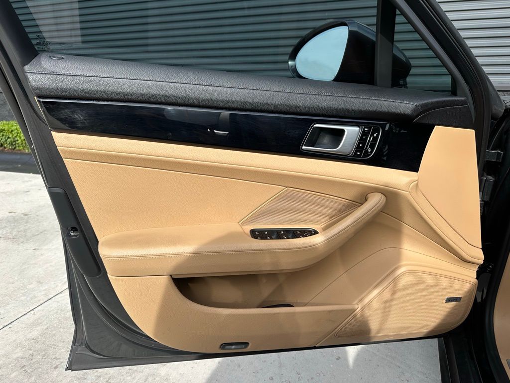 Thumbnail: 2018 Porsche Panamera - 18