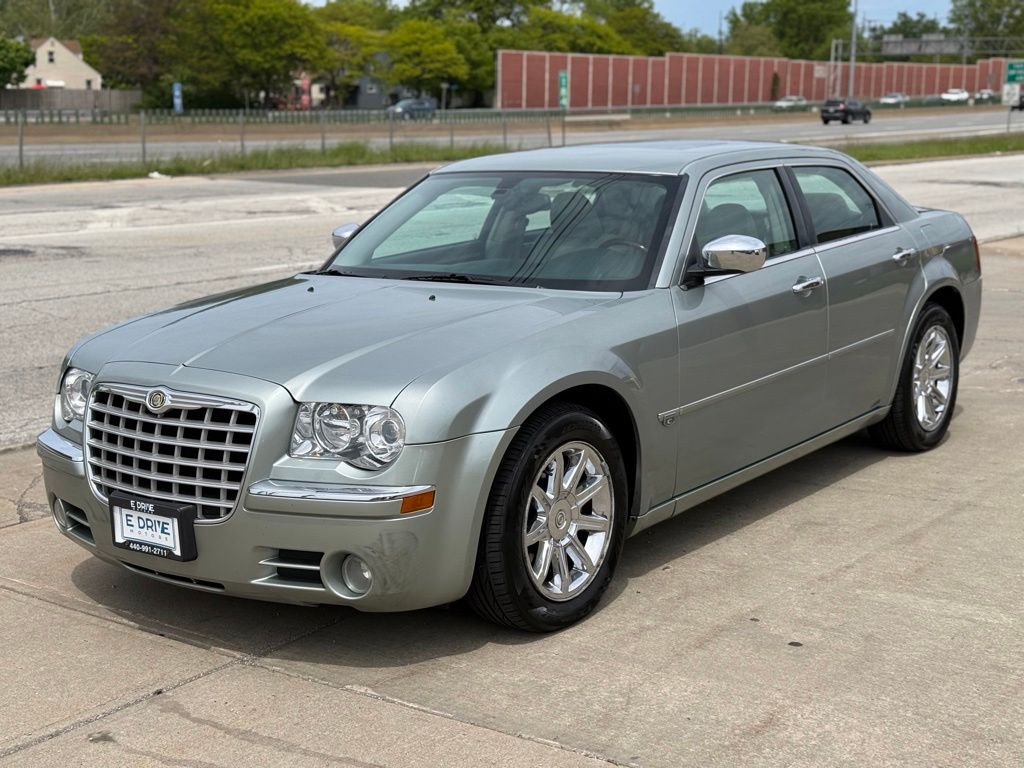 2005 Chrysler 300's photo