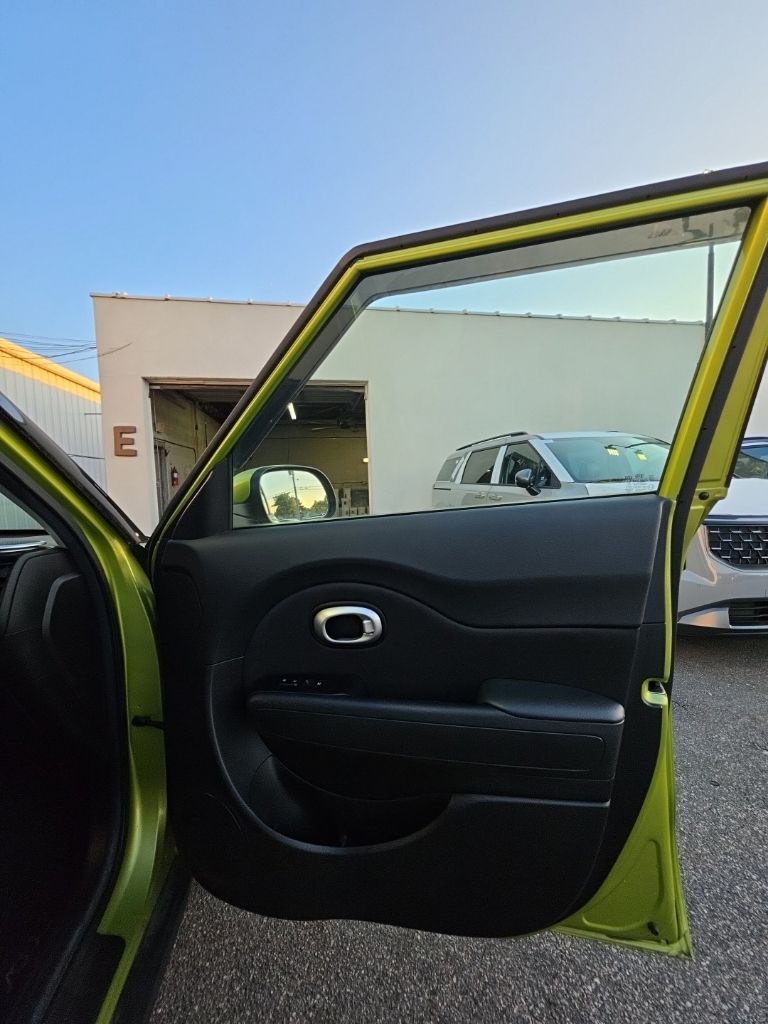 Used 2015 Green Kia Plus image 23