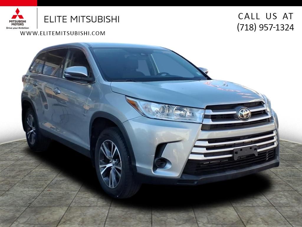 2019 Toyota Highlander LE's photo