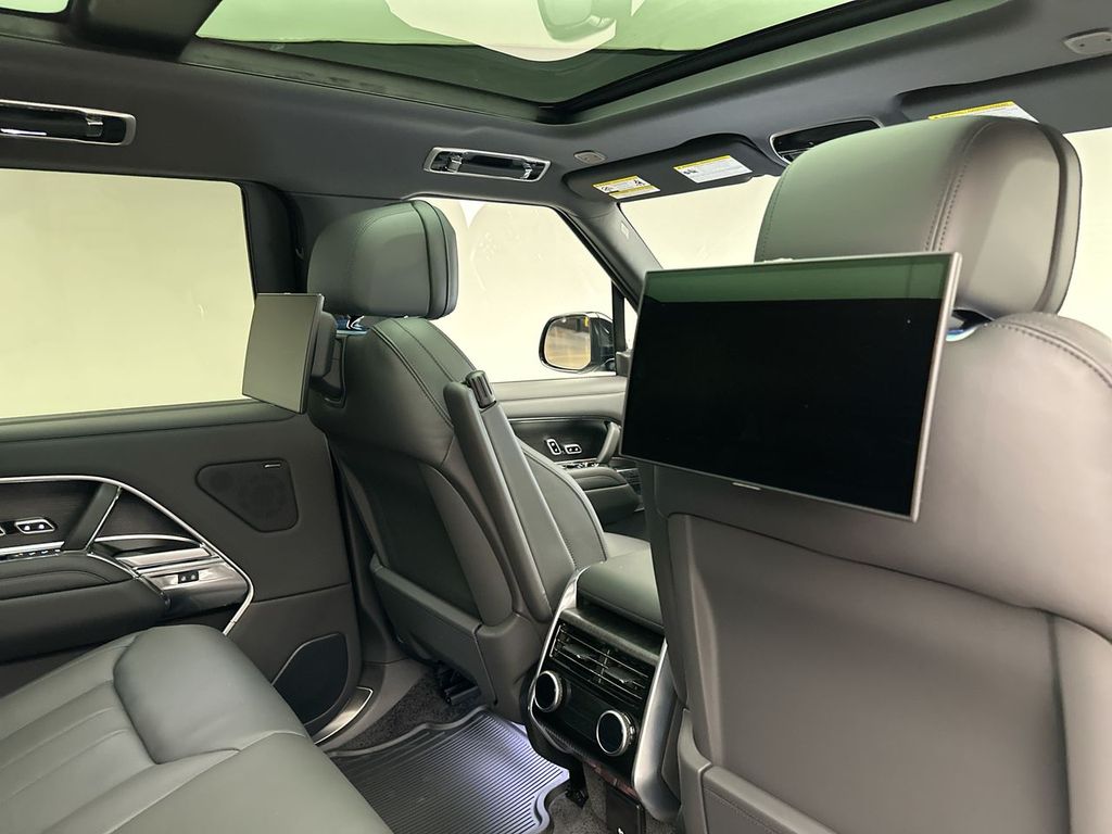 2025 Land Rover Range Rover SE 8