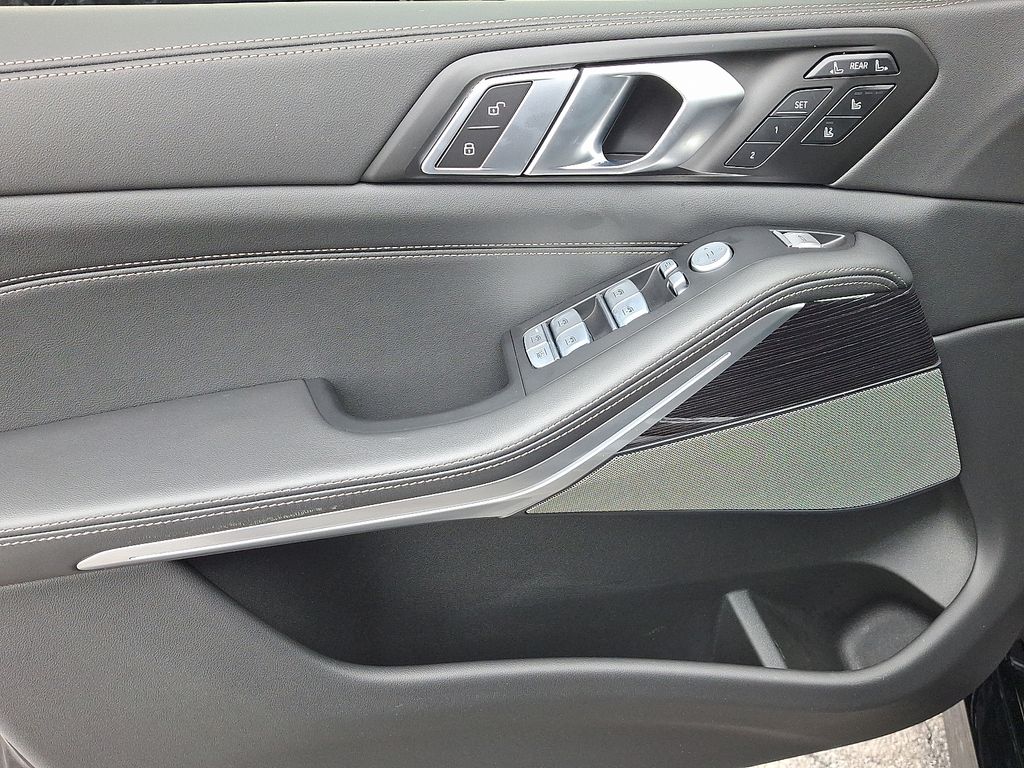 Thumbnail: 2025 BMW X7 - 16