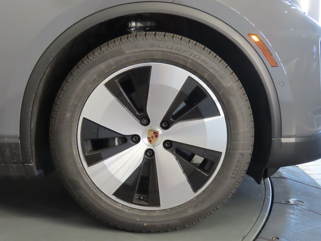 Thumbnail: 2026 Porsche Macan - 11