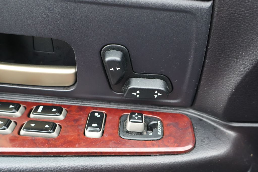 Thumbnail: 2004 Lincoln Town Car - 23