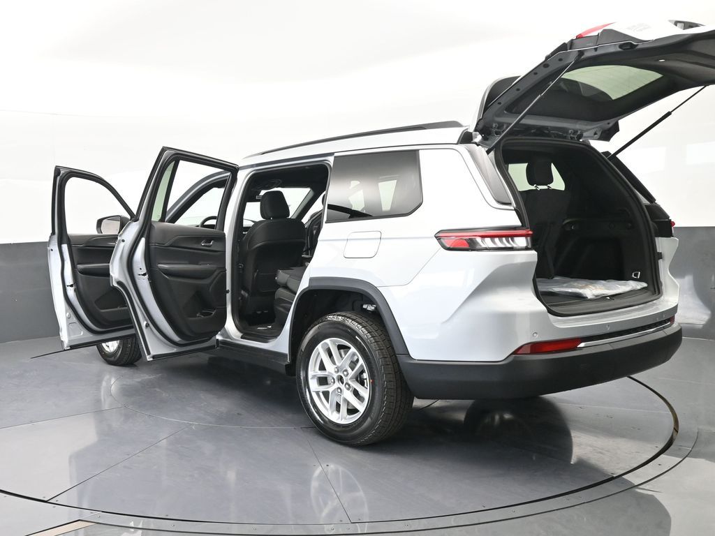 New 2026 Silver Zynith Jeep Laredo image 70