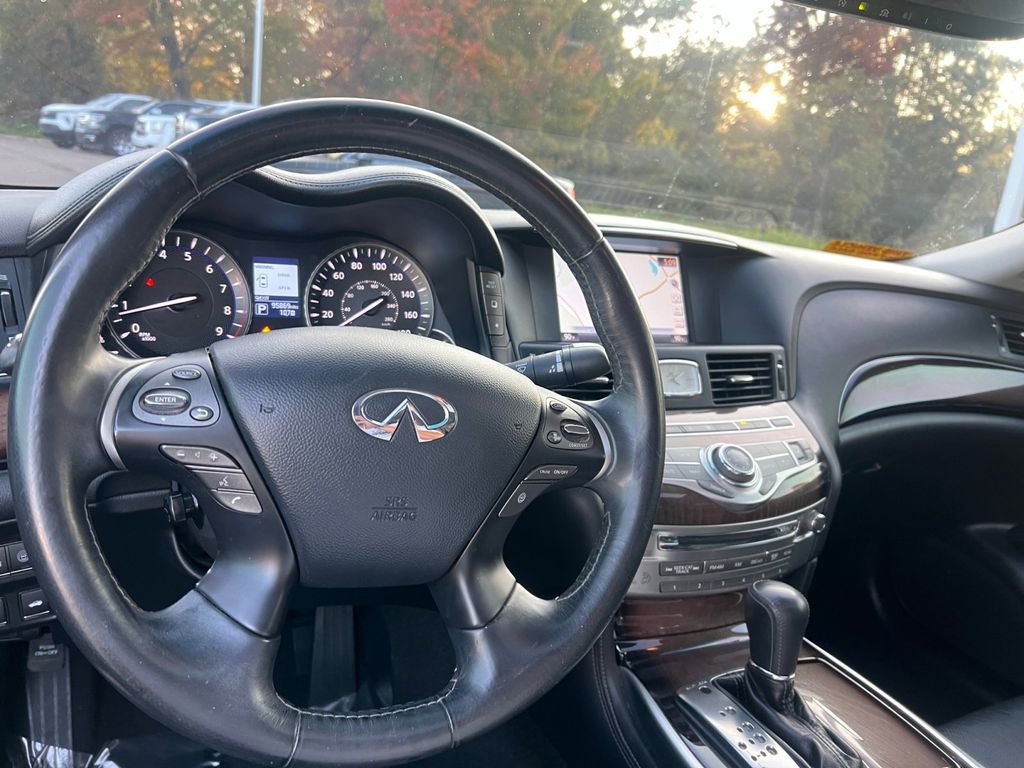 2016 INFINITI Q70L 5.6X 14