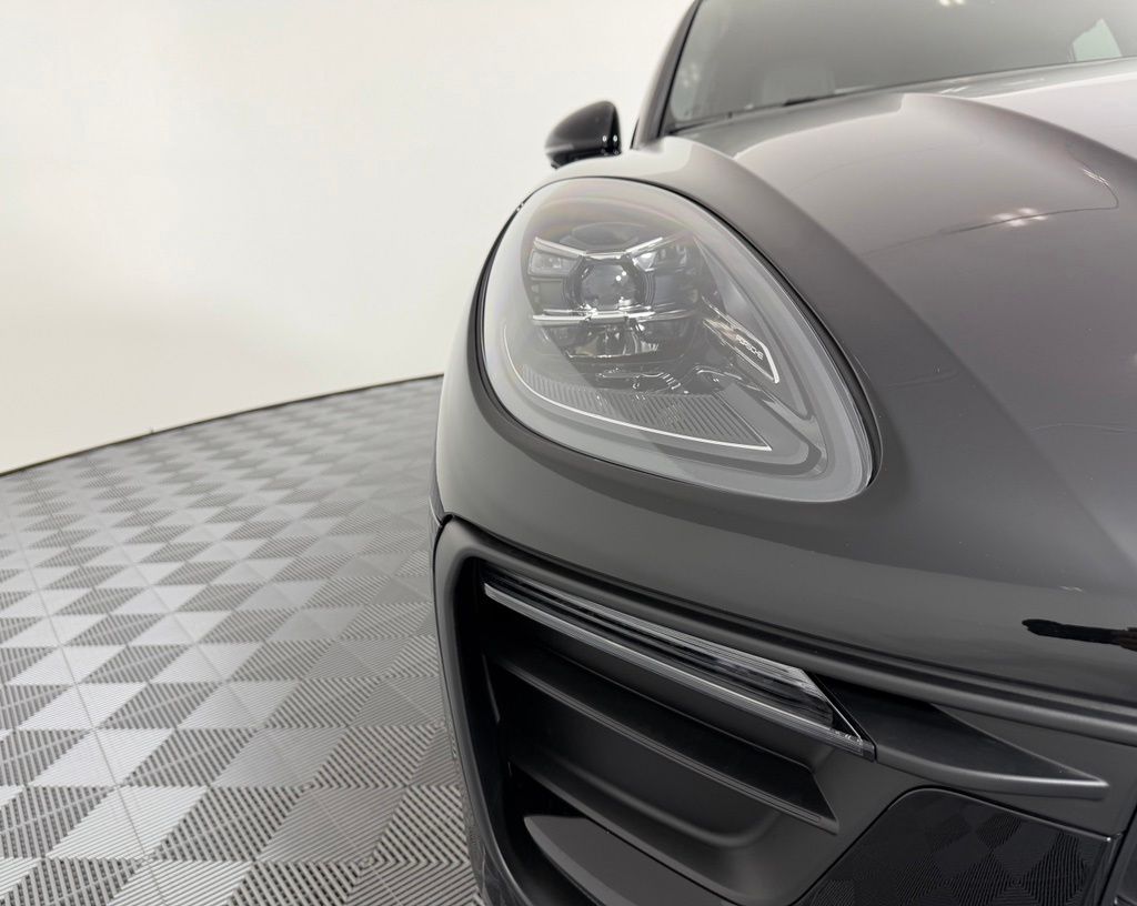 Thumbnail: 2026 Porsche Macan - 10