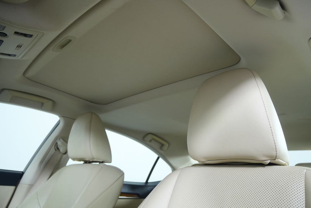 Thumbnail: 2013 Lexus ES - 10