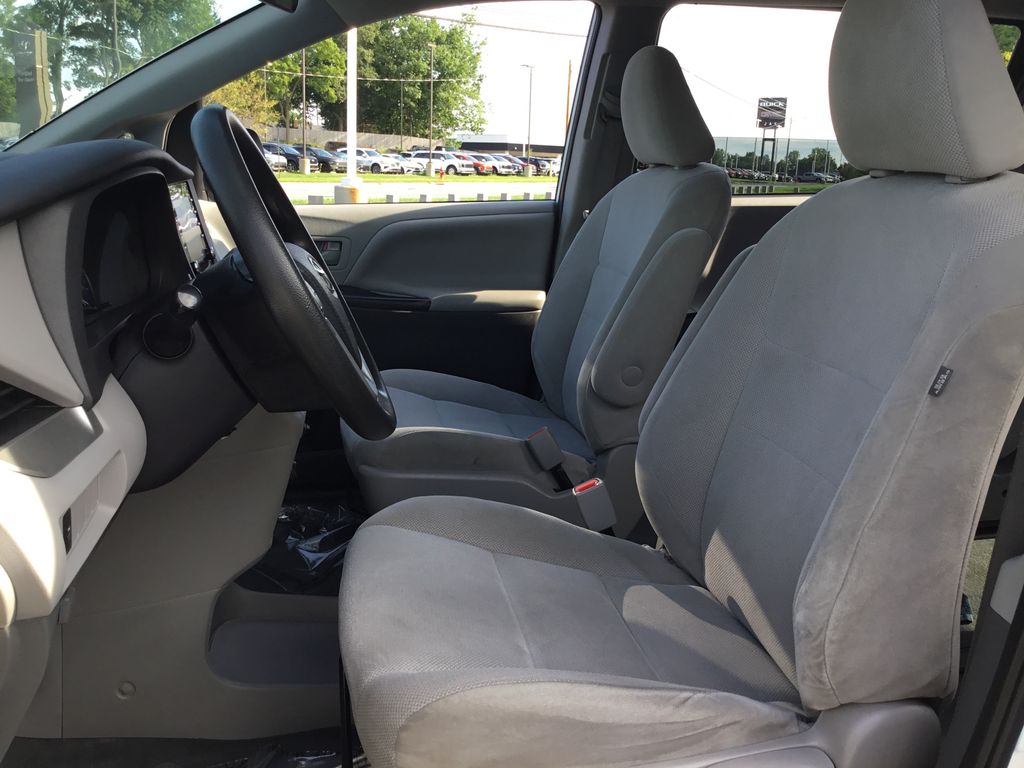 Thumbnail: 2020 Toyota Sienna - 14