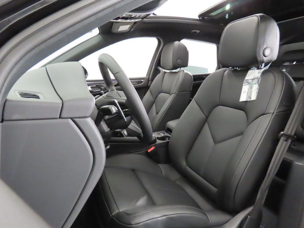 Thumbnail: 2026 Porsche Macan - 5