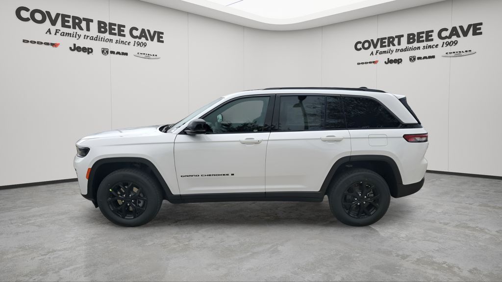 New 2026 White/off-white Jeep Laredo image 5