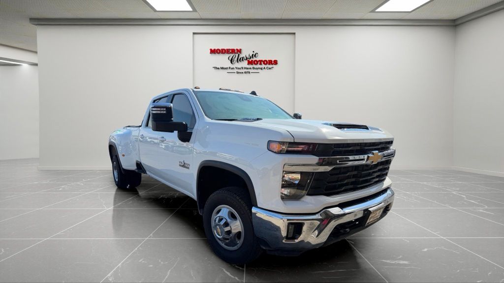 Summit White 2025 Chevrolet Silverado 3500HD Pickup Truck Four-Wheel Drive Automatic