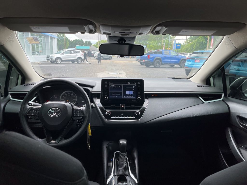 Used 2022 White Toyota LE image 23