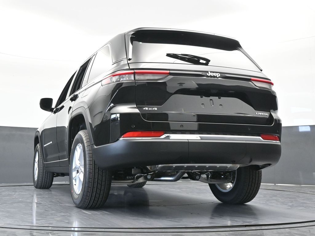 New 2026 Diamond Black Crystal Pearlcoat Jeep Laredo image 52