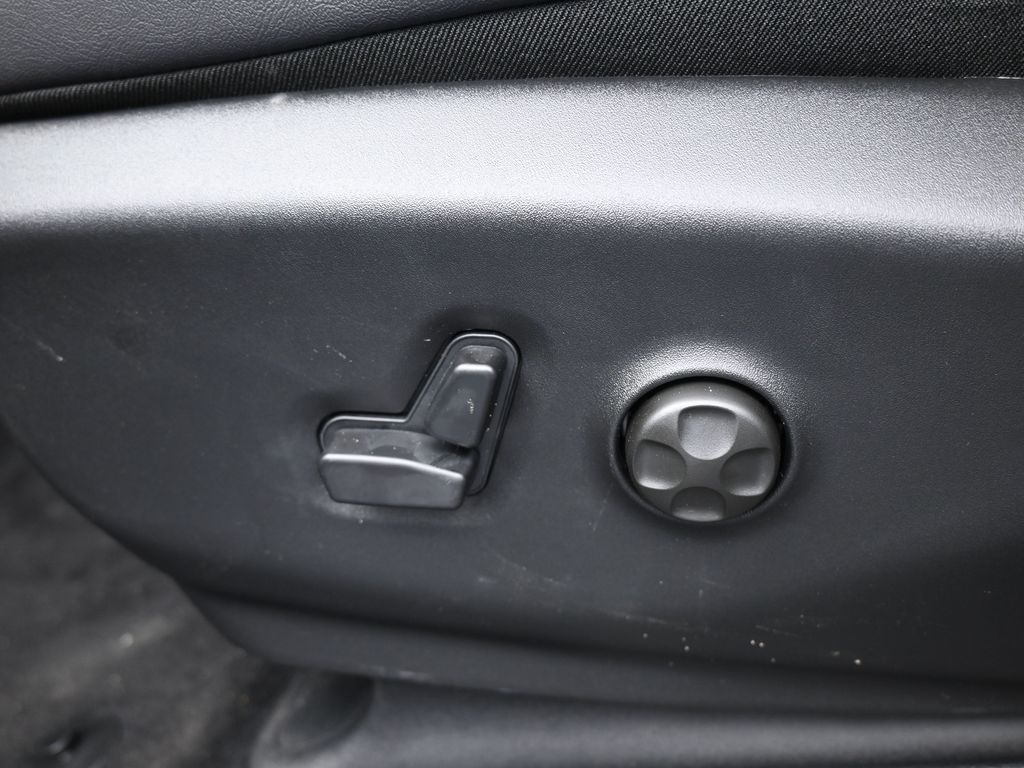 New 2026 Diamond Black Crystal Pearlcoat Chrysler Select image 12