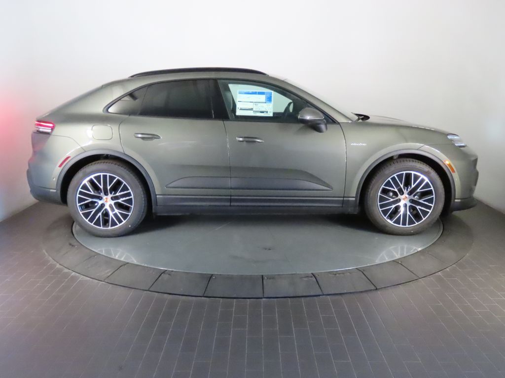 Thumbnail: 2026 Porsche Macan - 8