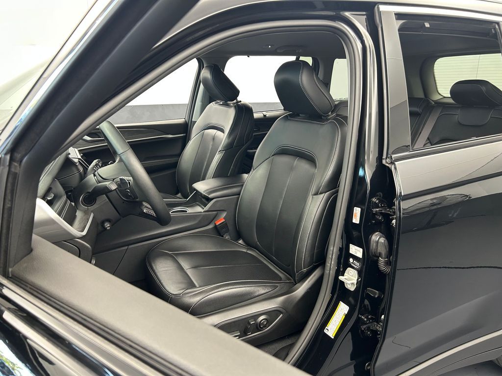 Used 2024 Diamond Black Crystal Pearlcoat Jeep Limited image 10