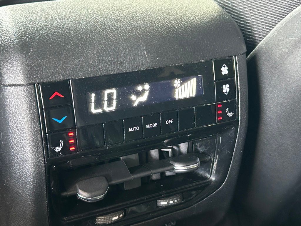 Used 2023 Diamond Black Crystal Pearlcoat Jeep Limited image 38