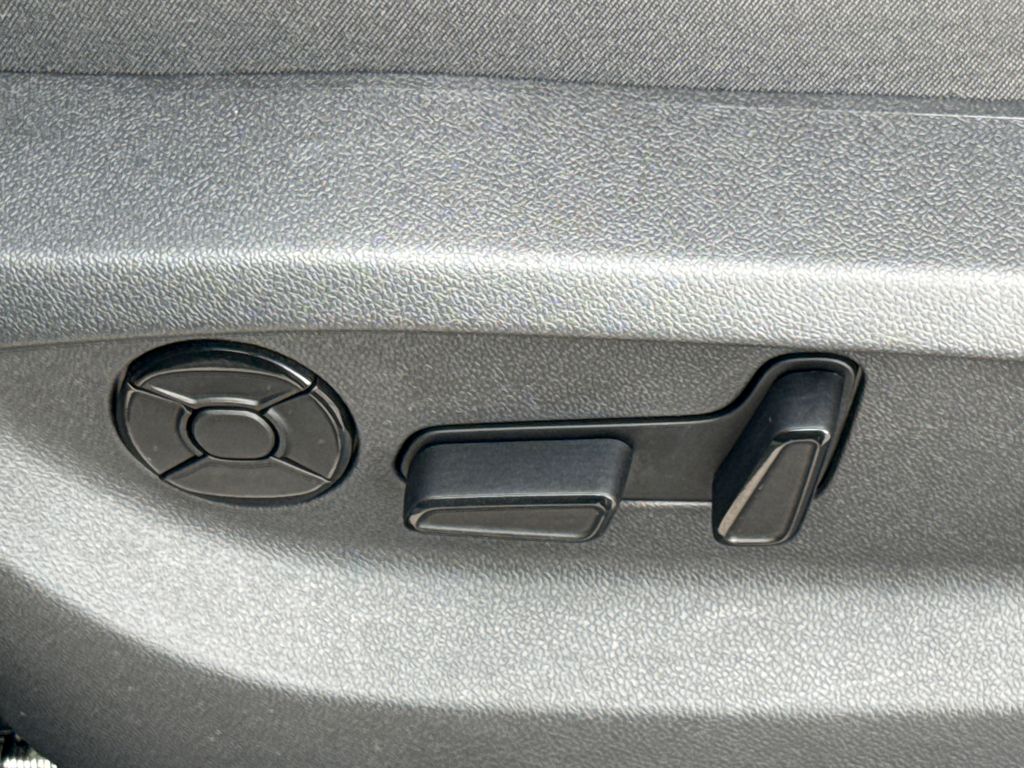Certified Used 2025  Volkswagen 2.0T SE image 22