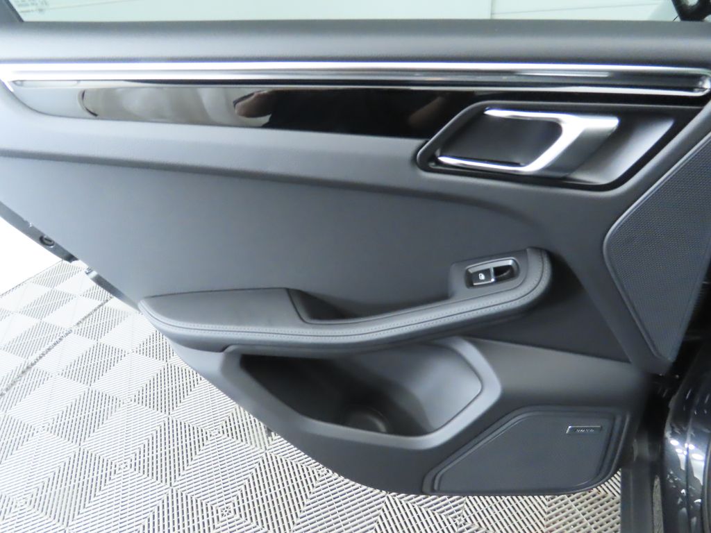 Thumbnail: 2025 Porsche Macan - 29