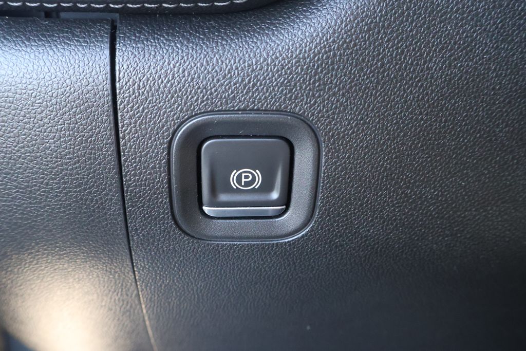 Thumbnail: 2021 Chevrolet Silverado 1500 - 16