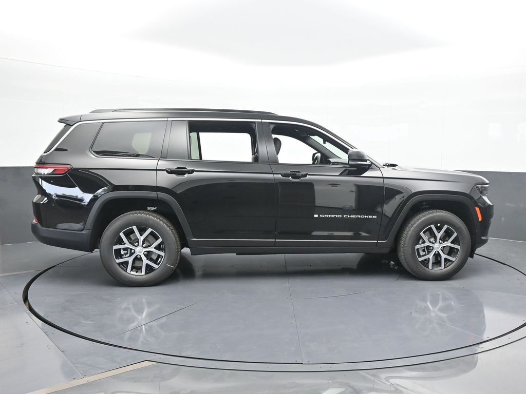 Used 2025 Diamond Black Crystal Pearlcoat Jeep Limited image 7