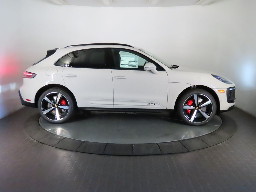 Thumbnail: 2026 Porsche Macan - 8