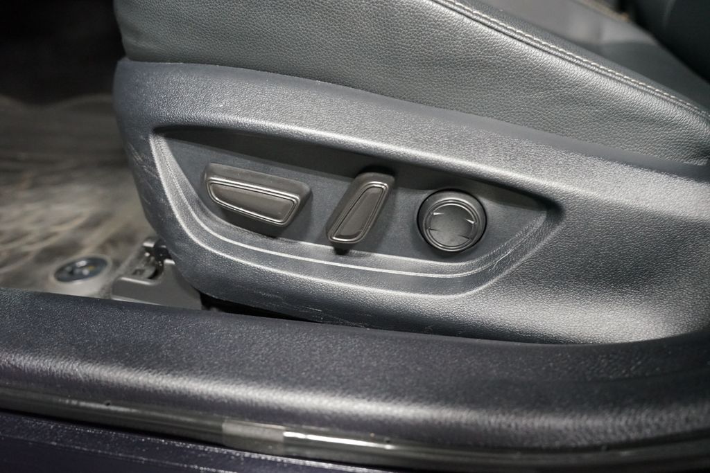 Thumbnail: 2025 Toyota Camry - 11