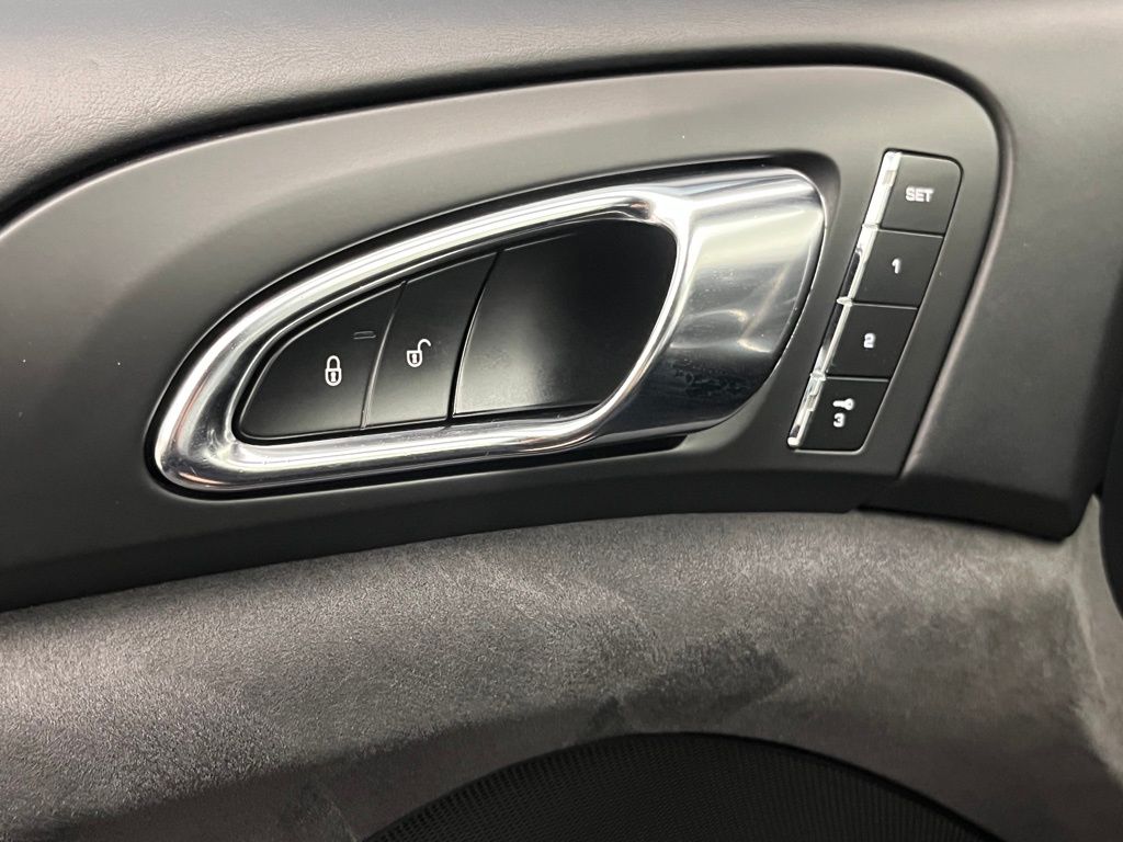 Thumbnail: 2013 Porsche Cayenne - 25