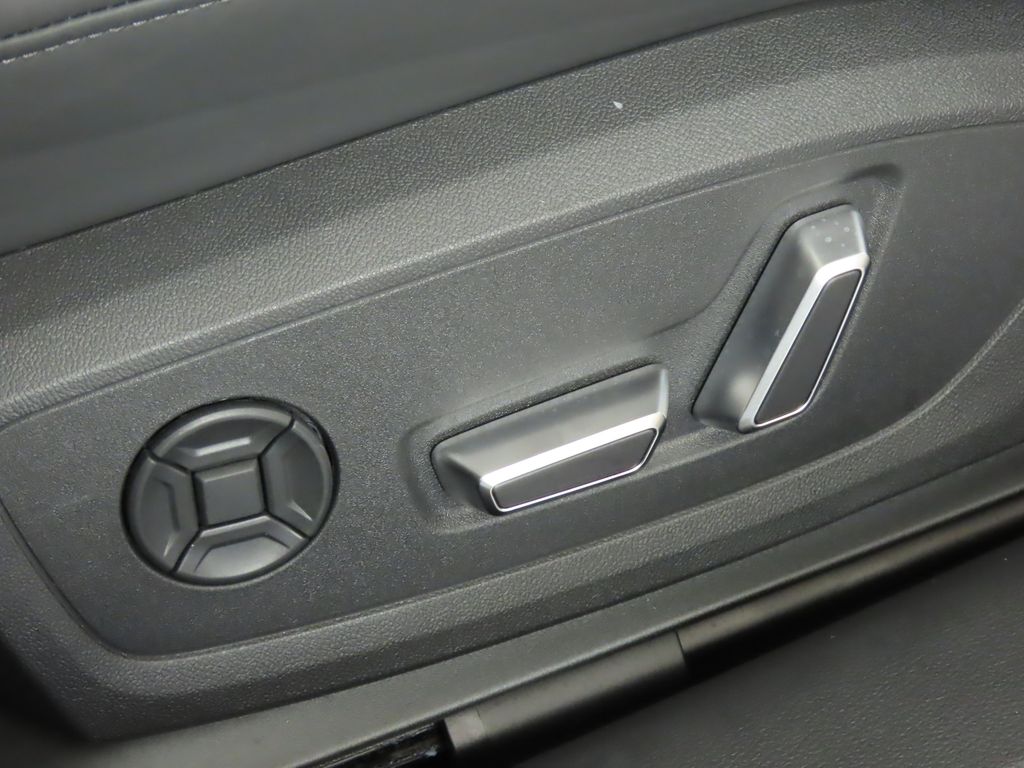 Thumbnail: 2025 Audi RS 6 - 32