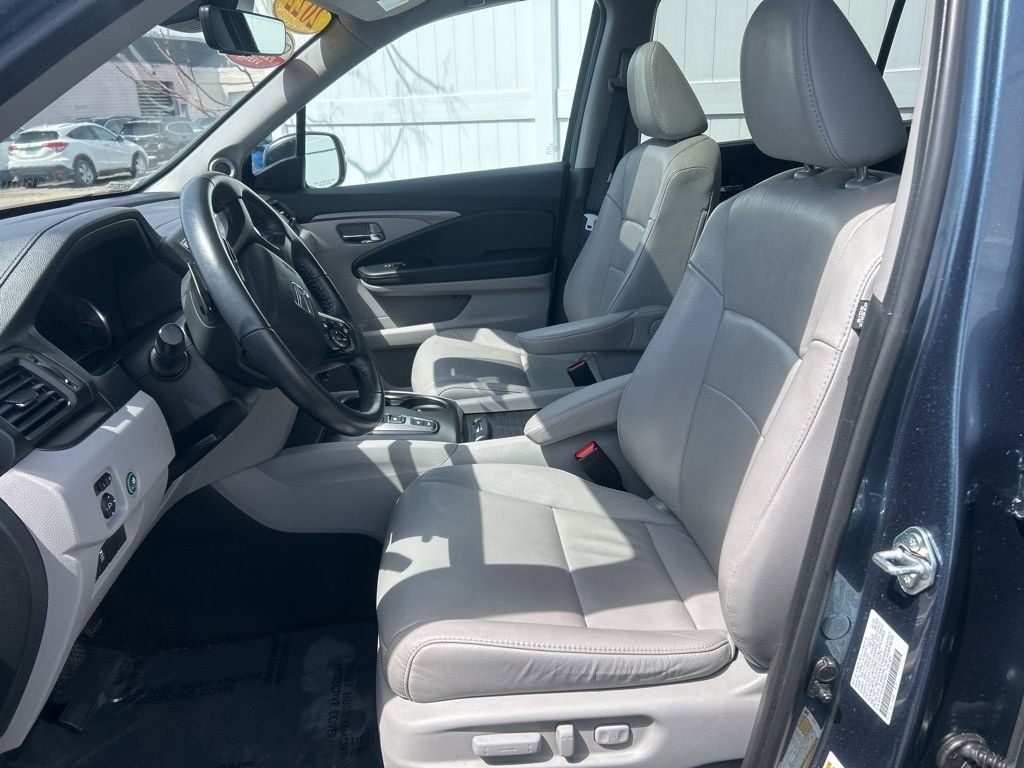 View vehicle photo 7