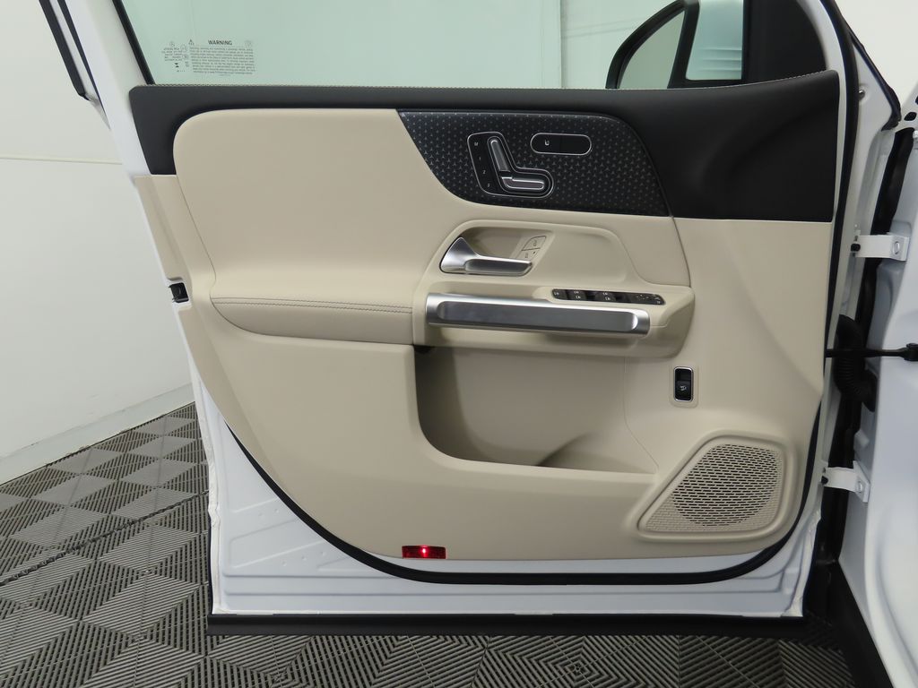 2025 Mercedes-Benz GLB 250 24