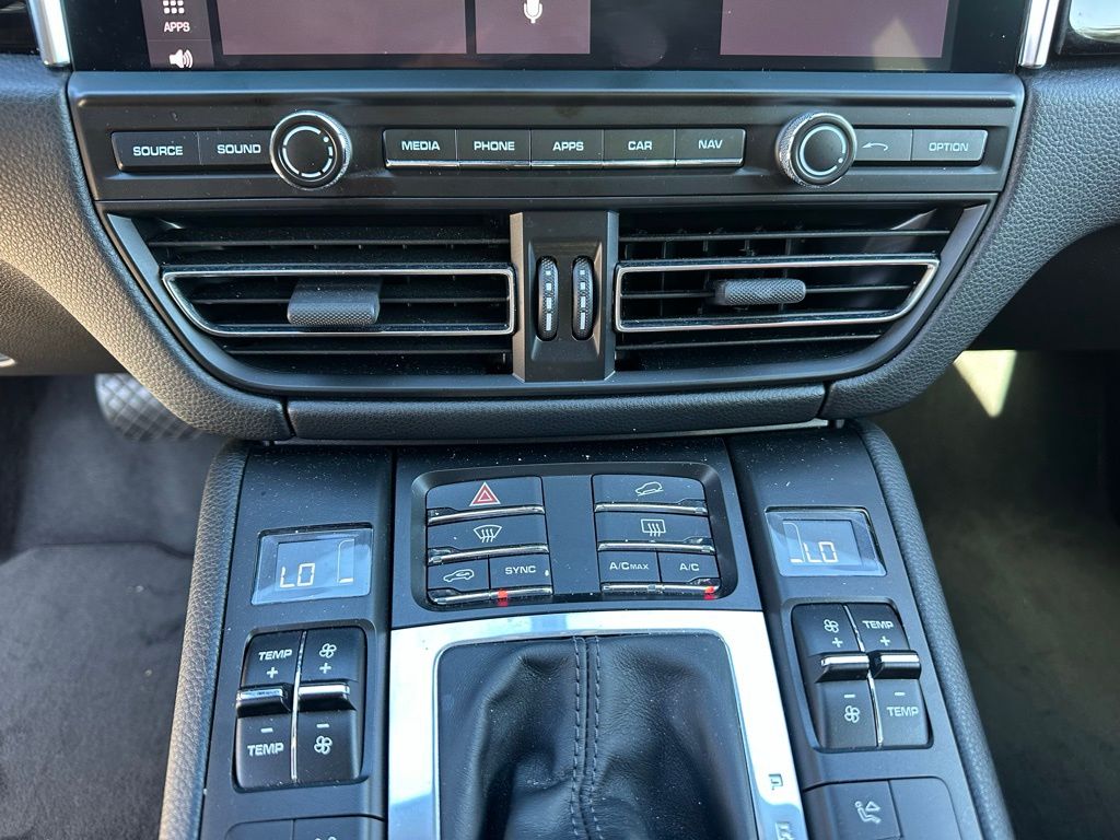 Thumbnail: 2020 Porsche Macan - 22