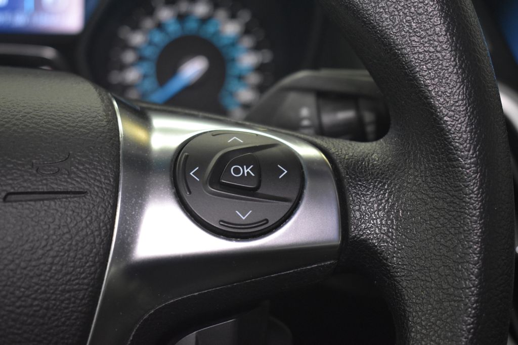 2012 Ford Focus SE 23