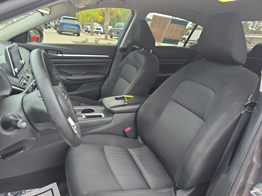 2022 Gun Metallic Nissan Altima 2.5 SV FWD Sedan