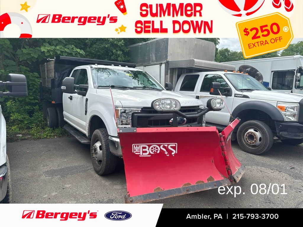 Oxford White 2020 Ford F-350 Super Duty Chassis Pickup Truck Four-Wheel Drive Automatic