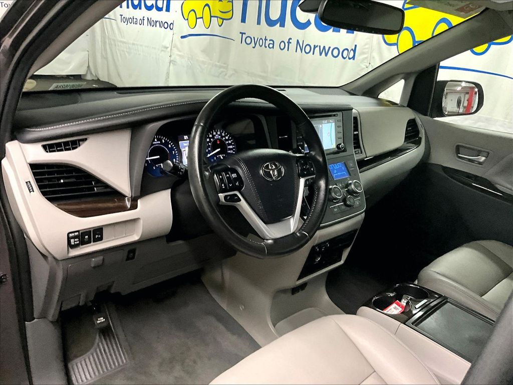 2020 Toyota Sienna — photo 8