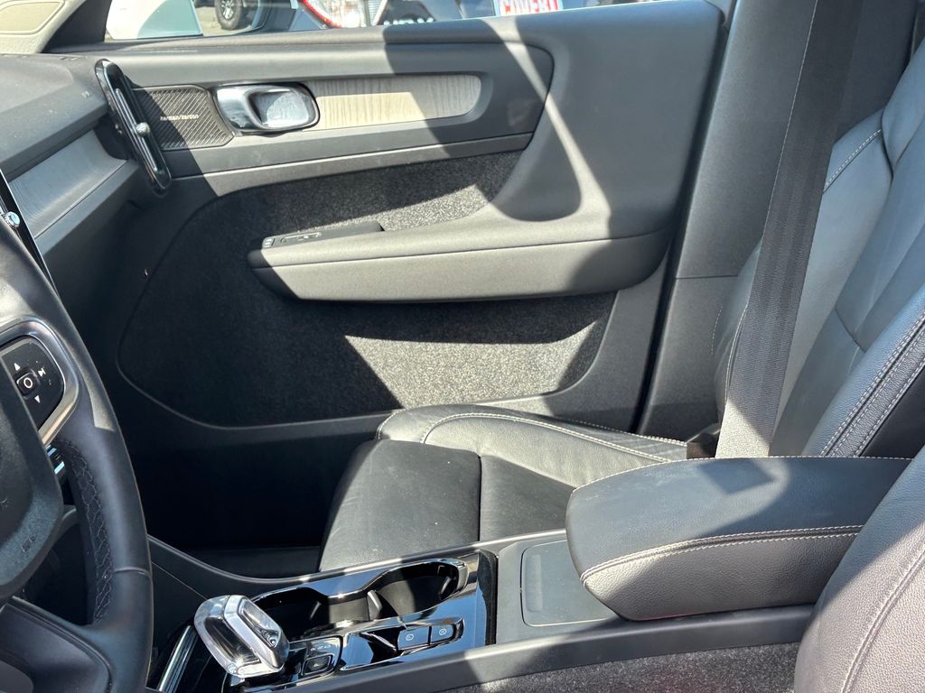 Used Car 2023 Volvo Xc40  B5 Plus Bright Theme For Sale Under $30,000 In Austin, Texas