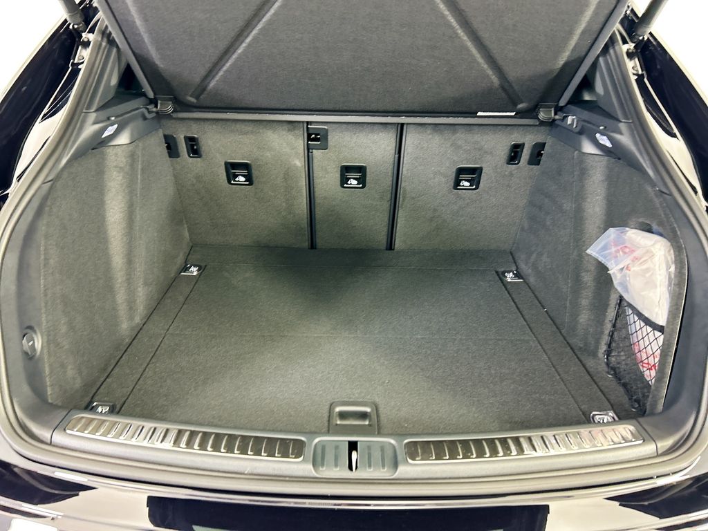 Thumbnail: 2026 Porsche Macan - 28