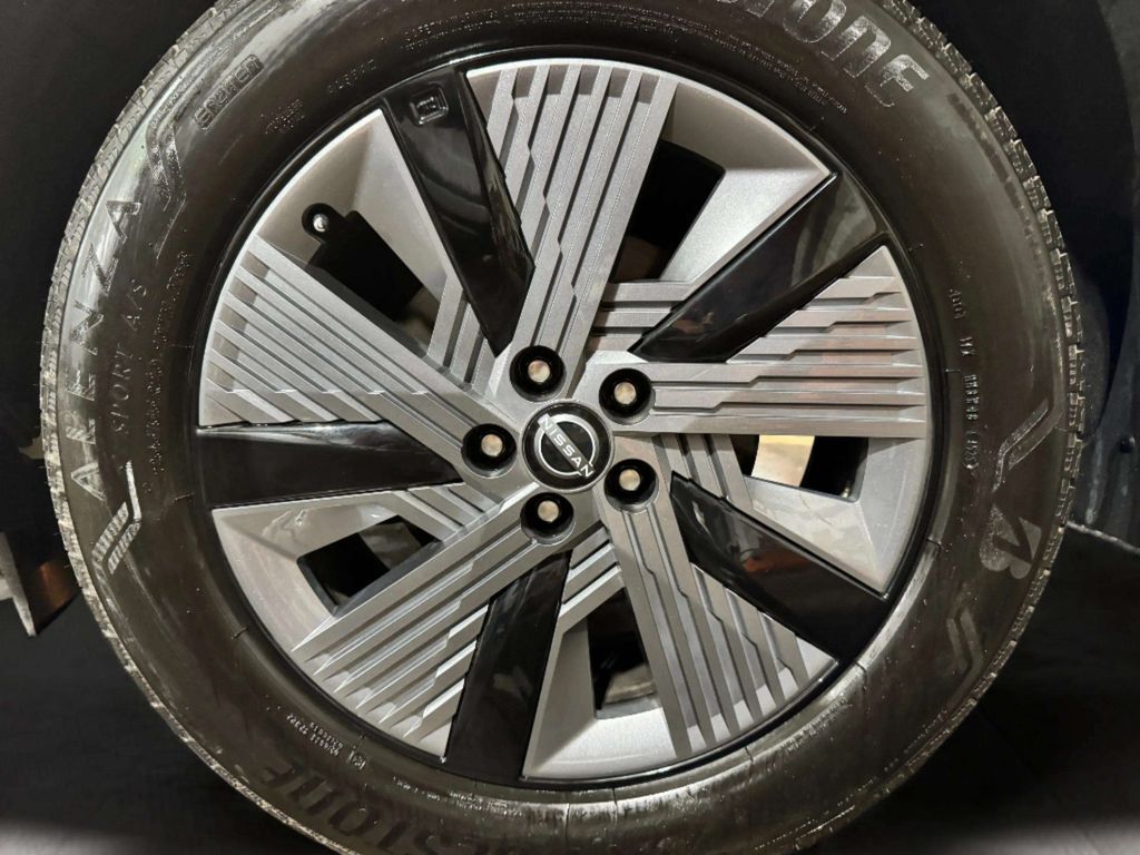 Certified Used 2025 Everest White Pearl Tricoat Nissan SL image 33