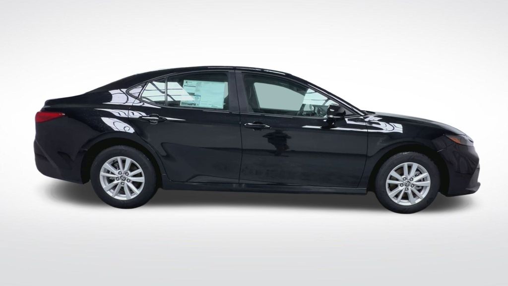 2026 Toyota Camry LE - Photo 10