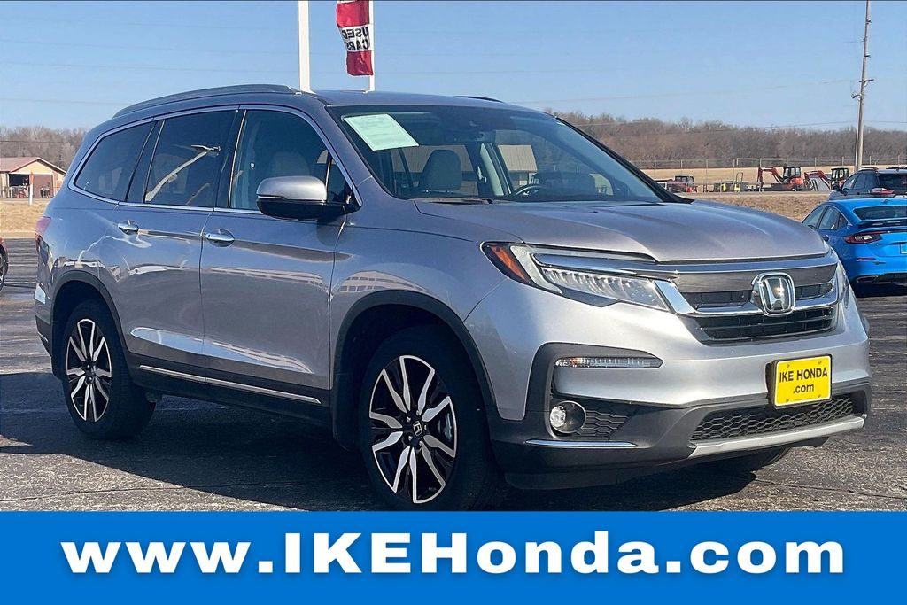 2022 Honda Pilot Touring AWD with Rear Captain's Chairs