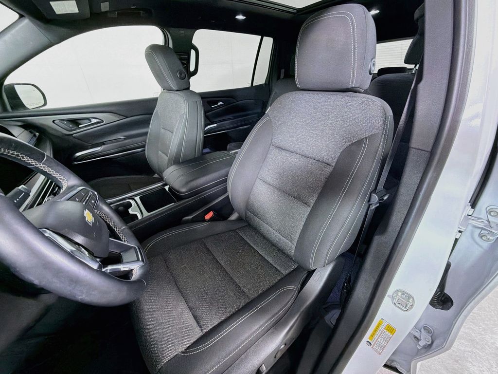 Used 2025 Chevrolet Traverse SUV
