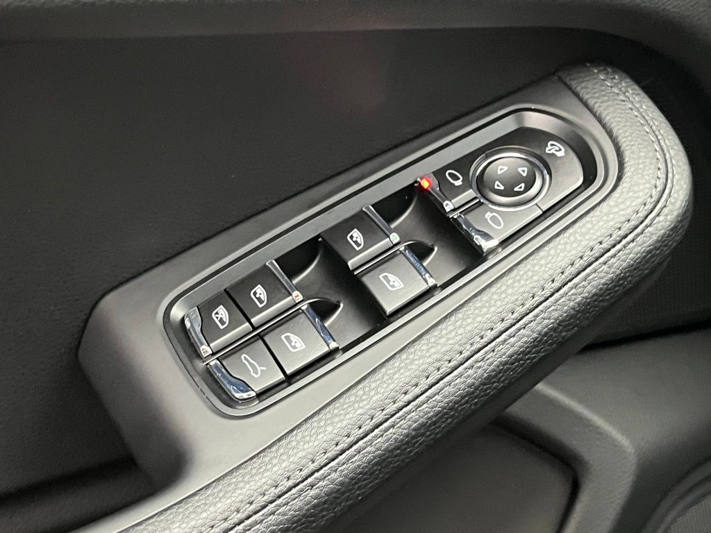 Thumbnail: 2025 Porsche Macan - 24