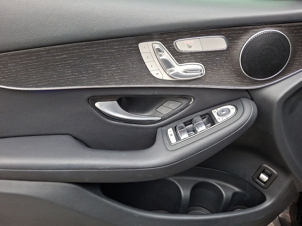 Thumbnail: 2022 Mercedes-Benz GLC - 12