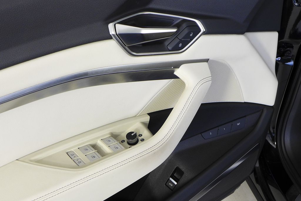 Thumbnail: 2024 Audi Q8 e-tron - 12